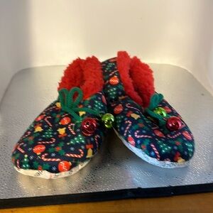 SNOOZIES children’s adorable cozy slippers. The size is large children’s 4 to 5.